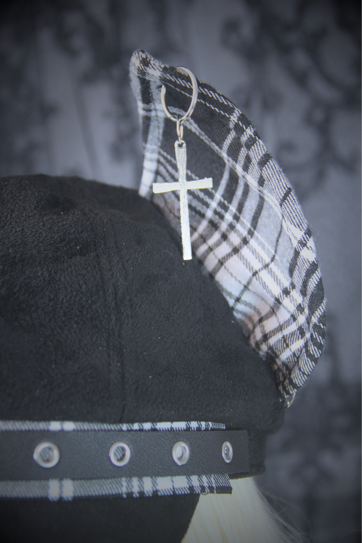 Newsboy Cap Hat with Dog Ear in Check Pattern and Studs WHITE